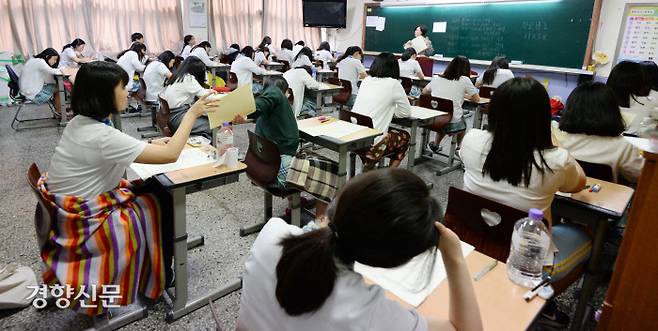 서울의 한 고등학교에서 2학년 학생들이 ‘국가수준 학업성취도평가’ 시험을 치르고 있다. 서성일 기자