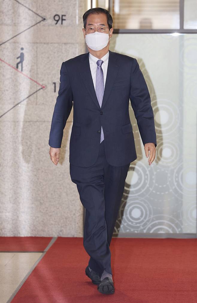 오늘 운명의 날 한덕수 국무총리 후보자가 국회 본회의 임명동의안 표결을 하루 앞둔 19일 인사청문회 준비단 사무실이 차려진 서울 종로 한국생산성본부 건물 밖으로 나오고 있다. 연합뉴스