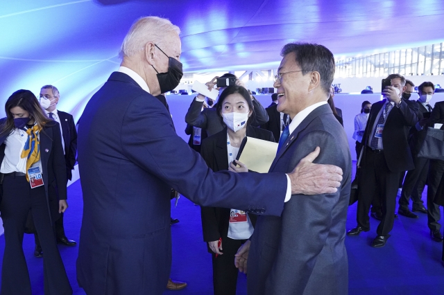 지난해 10월 이탈리아 로마에서 열린 G20 공식 환영식에서 만난 조 바이든 미국 대통령(왼쪽)과 문재인 대통령. 뉴시스