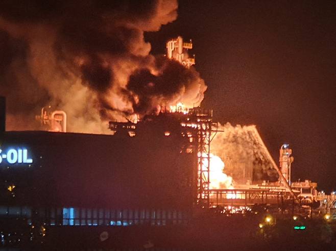 19일 울산시 울주군 에쓰오일 온산공장에서 대형 화재가 발생해 불길이 치솟고 있다. [연합]