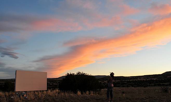 ‘자연하다’(On Nature) 프로젝트 일환으로 미국 뉴멕시코 지역에 캔버스가 세워진 모습.