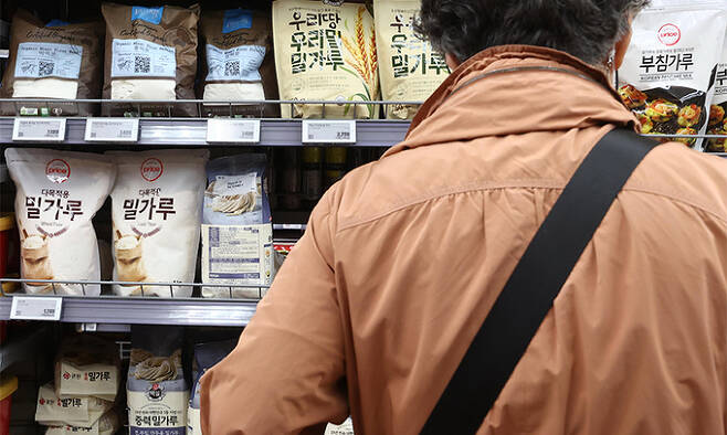 인도가 식량 안보를 이유로 밀 수출을 전격 금지함에 따라 국내 밀가루 가격도 급등 조짐을 보이고 있다. 사진은 지난 18일 서울의 한 대형마트에서 밀가루를 구매하는 시민의 모습. 연합뉴스