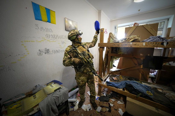 러시아 군인 - 우크라이나 남부 도시 마리우폴의 아조우스탈 제철소에서 항전하던 우크라이나 군인들이 계속해 투항하고 있으며 전체  투항자 수가 950명을 넘었다고 러시아 국방부가 18일(현지시간) 밝혔다.AP연합뉴스