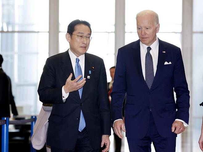 바이든과 기시다 (브뤼셀 교도=연합뉴스) 기시다 후미오(왼쪽) 일본 총리와 조 바이든 미국 대통령이 지난 3월 24일(현지시간) 벨기에 브뤼셀에서 걸으면서 대화하고 있다. 두 정상은 정식 회담이 아닌 서서 대화하는 방식으로 단시간 이야기를 나눈 것으로 전해졌다. 2022.3.25 photo@yna.co.kr