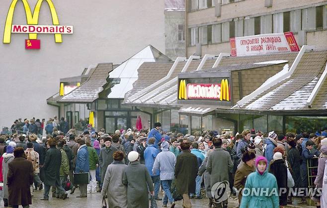 1990년 1월 모스크바에서 문을 연 맥도날드에 몰린 당시 소련 시민들 [AP 연합뉴스 자료사진.