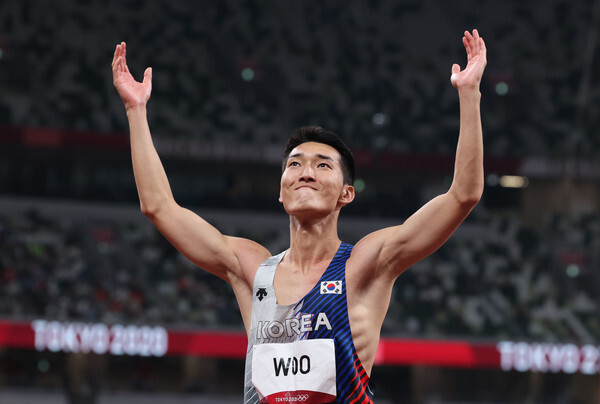  '한국인 최초 육상 다이아몬드리그 우승'을 차지한 우상혁이 세계선수권대회에서 우승 목표를 밝혔다. 사진은 2022 세계실내육상선수권대회에서 2ｍ34로 우승한 우상혁. (연합뉴스) 