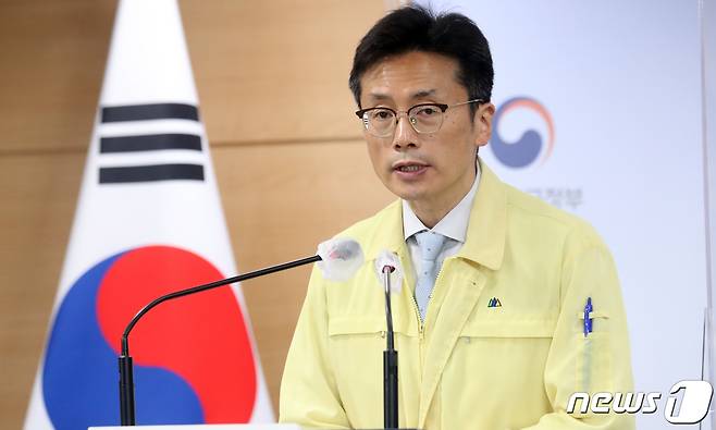 김헌주 중앙방역대책본부 제1부본부장이 20일 서울 종로구 세종대로 정부서울청사에서 코로나19 중앙재난안전대책본부 정례브리핑을 하고 있다. 2022.5.20/뉴스1 © News1 김명섭 기자