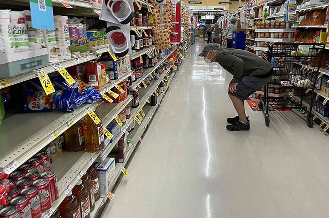 16일(현지 시각) 미국 메릴랜드주 애너폴리스의 한 식료품점에서 한 남성이 쇼핑을 하고있다. 미국인들은 인플레이션이 계속 증가함에 따라 여름 스티커 쇼크에 대비하고 있다./AFP 연합뉴스