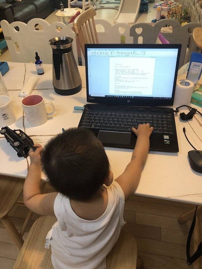 재택근무 중 계속 노트북에 관심가지는 아이. 한겨레 자료 사진.