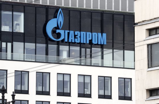 러시아 상트페테르부르크에 자리를 잡은 국영가스업체 가스프롬 본사 건물의 회사 로고.EPA=연합뉴스
