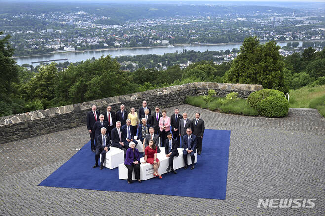[쾨니히스빈터=AP/뉴시스] 주요 7개국(G7) 재무장관 및 중앙은행 총재들이 19일(현지시간) 독일 본 인근 퇴니히스빈터 페테르스베르크 연방영빈관에서 기념촬영을 하고 있다. 2020.05.20.