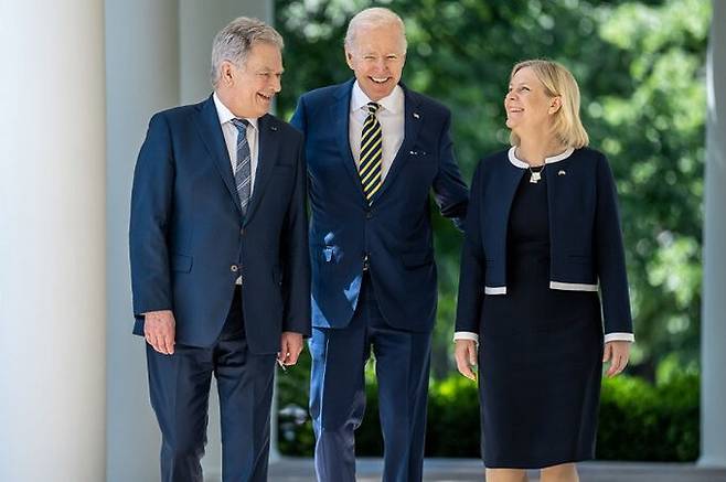 19일(현지시간) 미국 백악관에서 만난 사울리 니니스퇴 핀란드 대통령(왼쪽부터), 조 바이든 미국 대통령, 마그달레나 안데르손 스웨덴 총리가 활짝 웃고 있다. 바이든 대통령 SNS 캡처