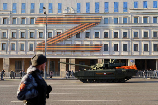 2022년 5월 4일 러시아 모스크바에서 열린 전승절 열병식 리허설 도중 러시아군 병사들이 거리를 따라 탱크를 운전하고 있다. (사진=로이터)