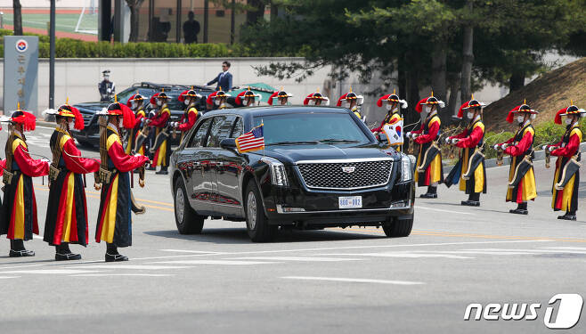 조 바이든 미국 대통령을 태운 차량이 21일 한미정상회담을 위해 용산 대통령실 청사에 도착하고 있다. (대통령실사진기자단) 2022.5.21/뉴스1 © News1 안은나 기자
