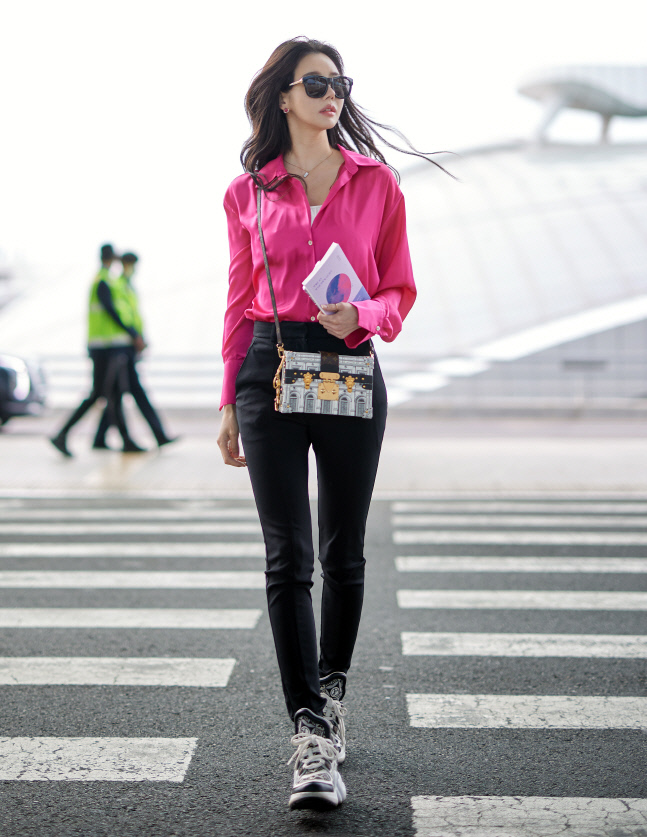 우주안이 루이비통 패션쇼에 참가하기 위해 지난 13일 인천 국제공항을 통해 출국하고 있다. 사진 | 우주안