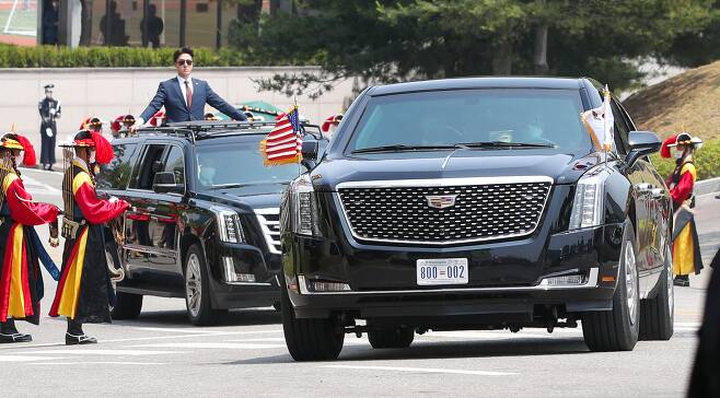 조 바이든 미국 대통령을 태운 차량이 21일 한미정상회담을 위해 용산 대통령실 청사에 도착하고 있다. /뉴스1