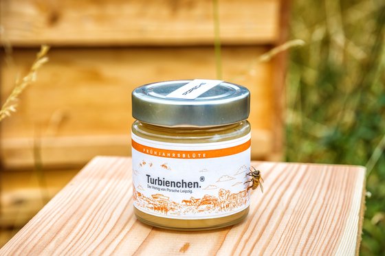 포르쉐가 독일 라이프치히 지역에서 직접 양봉해 판매하는 꿀. 300만 마리의 꿀벌에서 한해 400㎏ 정도의 꿀을 생산한다. [사진 포르쉐 홈페이지]