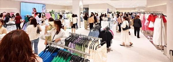 SPA 브랜드 자라는 서울 송파구 롯데월드몰점을 리뉴얼해 20일 열었다. 총 3180㎡ 면적으로 꾸며진 이 매장에는 ‘스페셜 피팅룸’ ‘AR 뷰티존’ 등 다양한 체험형 콘텐츠가 마련됐다. 매장을 방문한 소비자들이 상품을 둘러보고 있다. /자라리테일코리아 제공