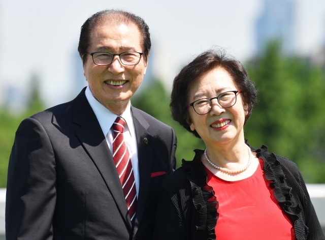 가정문화원 두상달 이사장(왼쪽), 김정숙 원장 부부.