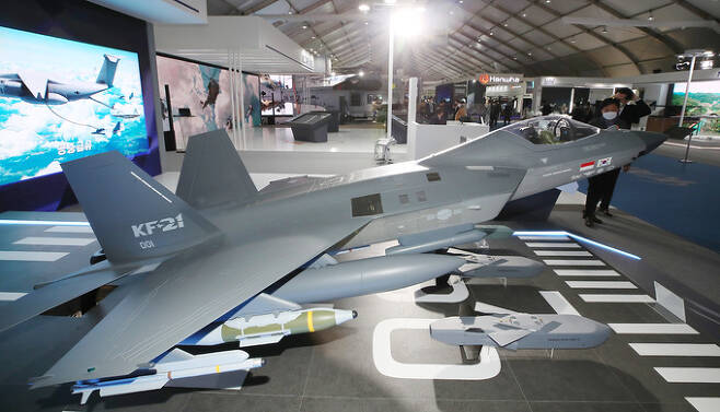 각종 무장을 탑재한 KF-21 모형이 지난해 10월 18일 경기 성남시 서울공항에서 열린 서울 국제항공우주 및 방위산업 전시회 2021(서울 ADEX) 전시장에 놓여 있다. 세계일보 자료사진