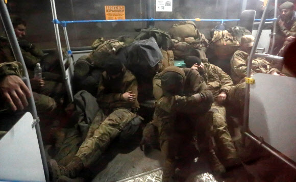 고개 숙인 우크라군 - 우크라이나 남부 마리우폴의 아조우스탈제철소에서 항전하던 마지막 수비군들이 모두 항복함에 따라 이 시설이 “완전 해방” 됐다고 러시아 국방부가 20일(현지시간) 밝혔다. 2022.05.21 로이터연합뉴스