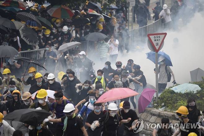 2019년 6월 12일 홍콩 반정부 시위 현장  [EPA 연합뉴스 자료사진]