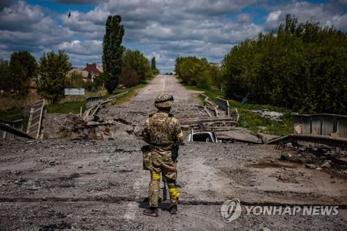 하르키우 순찰하는 우크라이나 병사 [AFP 연합뉴스 자료사진. 재판매 및 DB 금지]