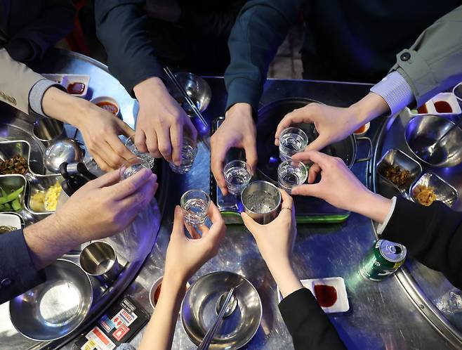 　◇지난달 18일부터 '사회적 거리두기'가 해제되면서 술자리가 많이 늘었다.연합뉴스