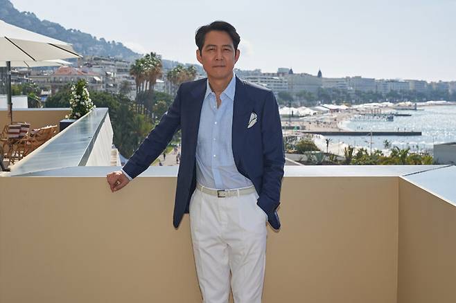 21일 오전(현지시각) 프랑스 칸국제영화제 행사장인 ‘테라스 드 페스티발’에서 <헌트>의 이정재 감독이 포즈를 취하고 있다. 메가박스중앙플러스엠 제공