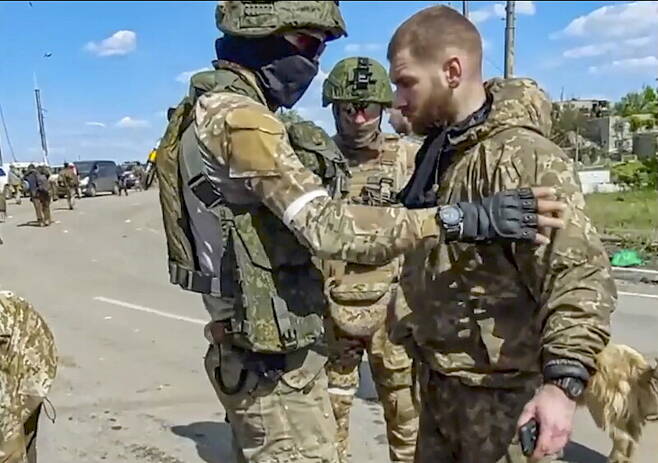 우크라이나 마리우폴 아조우스탈에서 저항하다가 20일 투항한 우크라이나군 지휘관이 러시아군의 몸 수색을 받고 있는 모습이라고 러시아 국방부가 공개한 동영상 중 일부 화면. EPA 연합뉴스