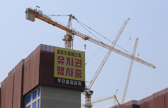 지난 17일 서울 강동구 둔촌주공 재건축단지에 타워크레인이 멈춰서 있다. /사진=뉴스1