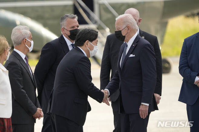 [도쿄=AP/뉴시스]22일 오후 5시가 지나 조 바이든 미국 대통령이 일본 도쿄 요코타 미군 기지에 도착했다. 하야시 요시마사 일본 외무상이 영접하고 있다. 2022.05.22.