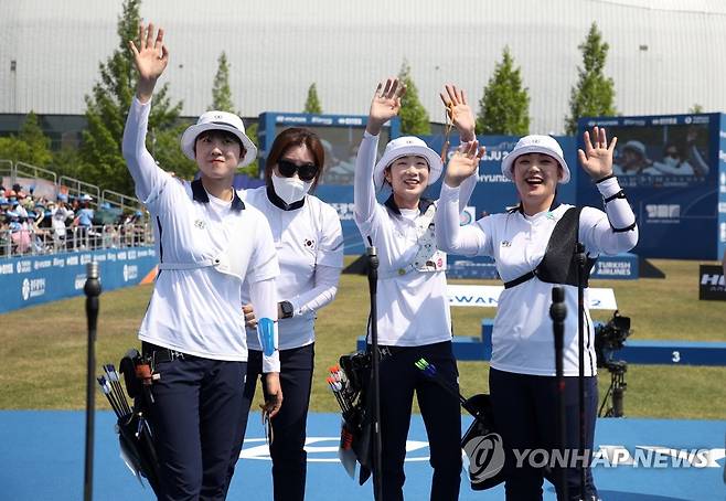 안산ㆍ최미선ㆍ이가현 '저희 우승했어요' (광주=연합뉴스) 조남수 기자 = 안산, 최미선, 이가현이 22일 광주여자대학교 특설경기장에서 열린 2022현대양궁월드컵 여자단체 결승전에서 독일을 5-1로 누른 뒤 기뻐하고 있다. 2022.5.22 iso64@yna.co.kr