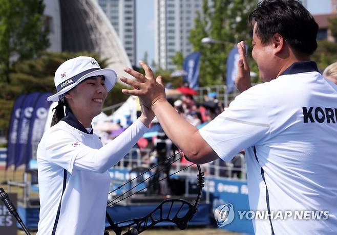 기뻐하는 김윤희 (광주=연합뉴스) 조남수 기자 = 21일 광주여자대학교 특설경기장에서 열린 2022광주현대양궁월드컵 컴파운드 여자 개인전 결승에서 김윤희가 금메달을 확정 짓고 기쁨을 나누고 있다. 김윤희는 무뇨즈(스페인)를 144-140으로 꺾고 금메달을 따내며 대회 2관왕이 됐다. 2022.5.21 iso64@yna.co.kr
