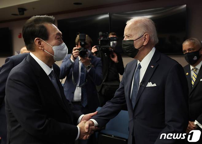 윤석열 대통령(왼쪽)과 조 바이든 미국 대통령. (대통령실사진기자단) 2022.5.22/뉴스1 © News1 안은나 기자