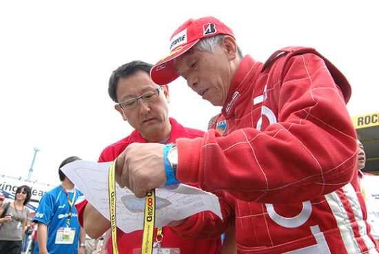 도요다 아키오 도요타자동차 사장(왼쪽)이 드라이버이자 엔지니어인 나루세 히로무와 기록을 살펴보고 있다.＜사진제공:한국토요타자동차＞