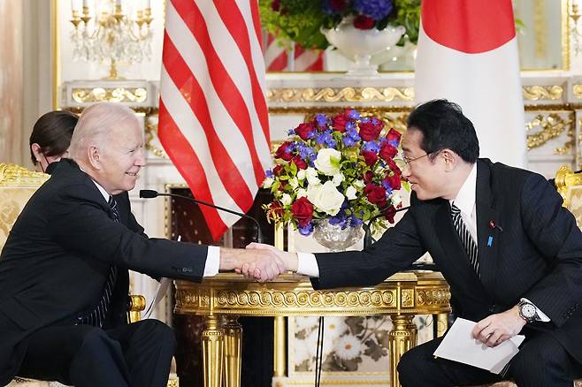조 바이든(왼쪽) 미국 대통령과 기시다 후미오 일본 총리가 23일 오전 일본 도쿄 소재 영빈관에서 열린 정상회담에서 악수하고 있다. /교도 연합뉴스