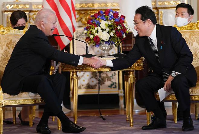 일본에 도착한 조 바이든 미국 대통령이 기시다 일본총리와 악수하고 있다. 도쿄=AP/뉴시스