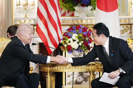 조 바이든(왼쪽) 미국 대통령과 기시다 후미오 일본 총리가 23일 오전 일본 도쿄 소재 영빈관에서 열린 정상회담에서 악수하고 있다. <연합뉴스>