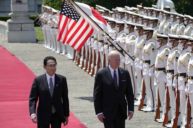 일본을 방문 중인 조 바이든(오른쪽) 미국 대통령이 23일 도쿄 아카사카 영빈관에서 열린 환영식에서 기시다 후미오 일본 총리와 함께 의장대를 사열하고 있다. 도쿄/AP 연합뉴스