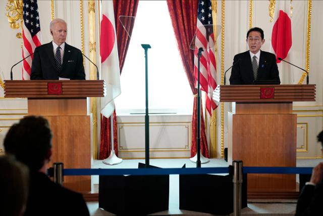 조 바이든(왼쪽) 미국 대통령과 기시다 후미오 일본 총리가 23일 일본 도쿄의 아카사카의 영빈관에서 양자 회담 후 공동 기자회견을 하고 있다. 도쿄=AP 뉴시스