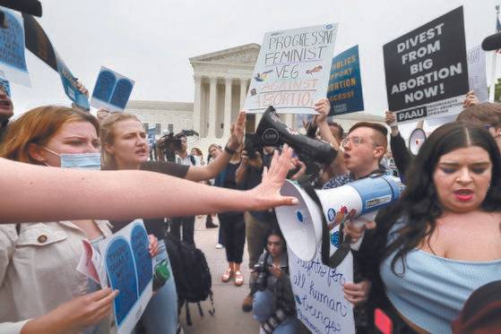 낙태권 관련 판결문 초안이 유출된 뒤 대법원 앞에서 낙태 찬반론자들이 시위를 벌이고 있다. [로이터=연합뉴스]