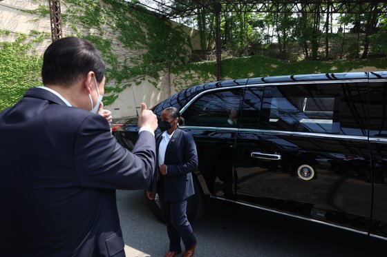 윤석열 대통령이 22일 일본으로 향하는 조 바이든 미국 대통령을 환송하며 엄지 손가락을 치켜세우고 있다. 대통령실 제공