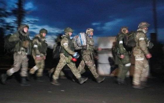 지난 19일 우크라이나 마리우폴 외곽의 아조프스탈 제철소 인근을 지나는 친러시아군. 로이터=연합뉴스