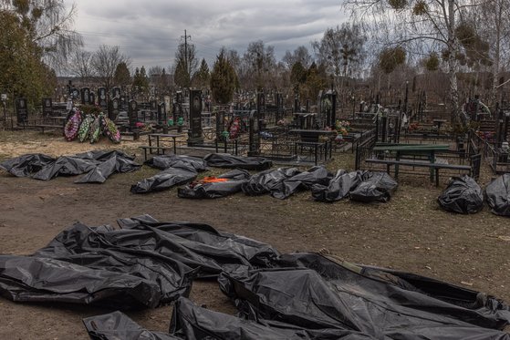 지난달 6일 수습된 우크라이나 부차 대학살 피해자 시신. EPA=연합뉴스