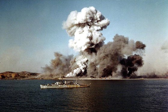 1950년 12월 24일 마지막 철수선 베고(Begor)가 출항한 직후 폭파되는 흥남 부두. 공산군이 사용하지 못하도록 하기 위해서였지만 그 이면에 아군이 이곳에 다시 오지 않는다는 의미도 내포되어 있다. 그렇게 북진은 좌절되었다. [사진 미 해군]