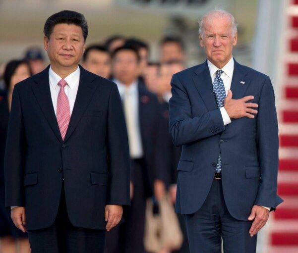 지난 2015년 9월 시진핑 중국 국가주석과 조 바이든 미국 대통령(당시 부통령)이 미 앤드루스 공군기지에서 만났다.   AP 연합뉴스