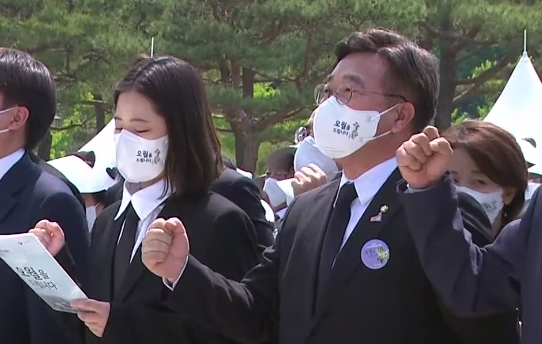 윤호중, 박지현 더불어민주당 비상대책위원장이 18일  5·18민주화운동 기념식에서 '임을 위한 행진곡'을 제창하고 있다. KTV 유튜브 영상 캡처