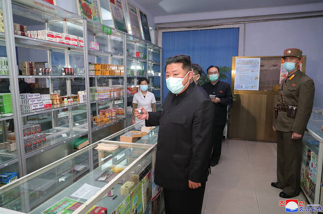 5월16일 김정은 노동당 총비서가 평양시내 약국의 의약품 공급실태를 살피고 있다.​​​​​​​ ⓒ평양 조선중앙통신