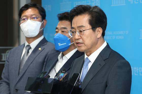 김동연 더불어민주당 경기도지사 후보가 24일 국회 소통관에서 특별기자회견을 마친 뒤 취재진의 질문에 답하고 있다. 〈사진=국회사진기자단〉